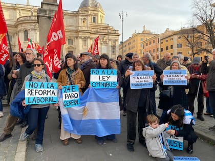 Un centenar de manifestantes se reunieron en Roma para adherir a la marcha de la CGT