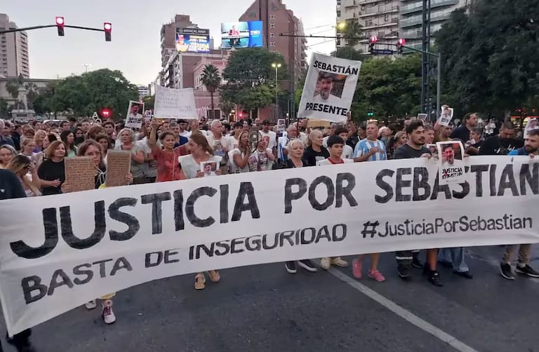 No hay detenidos. Reclaman justicia por Sebastián Villarreal, asesinado por motochorros a los que rogó que no lo mataran