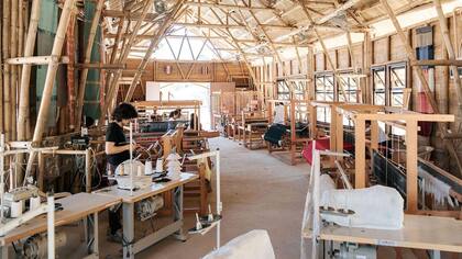 Un centro de tejido construido con postes de bambú doblados en Batangas, Filipinas, donde los lugareños elaboran productos artesanales.