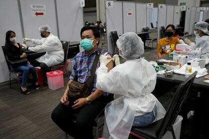 Un centro de vacunación contra el COVID-19 en Bangkok, Tailandia