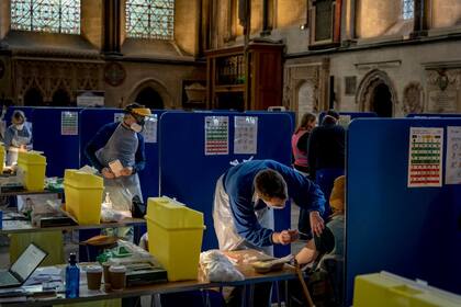 Un centro de vacunación dentro de la Catedral de Salisbury, en Salisbury, Inglaterra, en enero