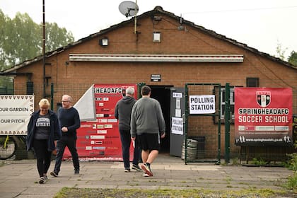 Un centro de votación en la escuela Springhead FC en Lees. (Photo by Oli SCARFF / AFP)