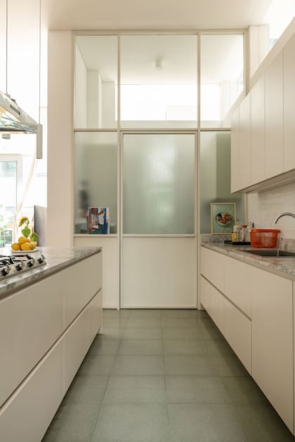 Un cerramiento de hierro con vidrios traslúcidos esconde el sector lavadero.