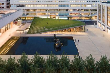 Un césped inclinado se convirtió en el techo de un restaurante frente al Teatro Vivian Beaumont en el Lincoln Center