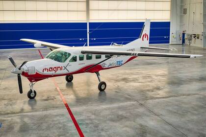 Un Cessna Grand Caravan modificado para llevar un motor eléctrico magni500; el costo de un vuelo de media hora pasa de 300 a 6 dólares