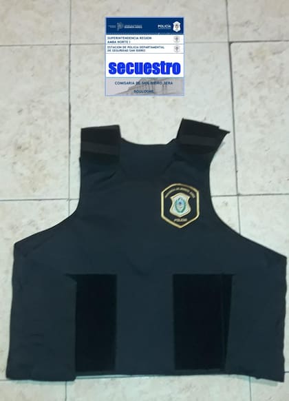 Un chaleco de la policía bonaerense, secuestrado a una banda de chilenos que realizaba entraderas en la zona norte del conurbano
