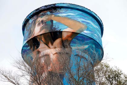 Un chapuzón en la Torre de Agua de Obras Sanitarias de Miramar, obra de Martín Ron