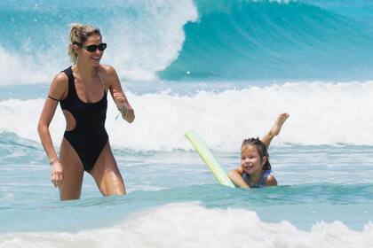 Un chapuzón para Carla y Valentina (4) en las cristalinas aguas de Formentera