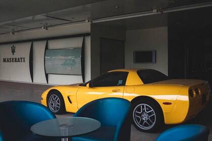 El Chevrolet Corvette C5 Z06 amarillo contrasta con el azul de los sillones de la concesionaria abandonada