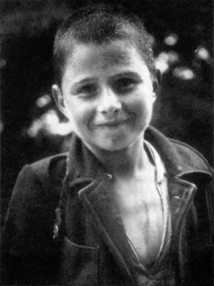 Un chico bajo la lluvia en Yugoslavia