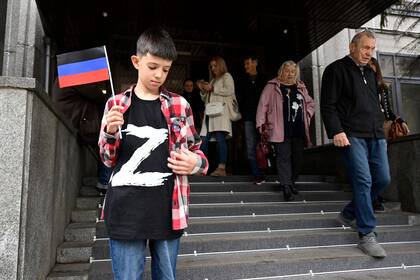 Un chico con una remera con la letra Z característica de las fuerzas de ocupación, en la provincia de Donetsk