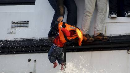 Un chico migrante, entre los rescatados