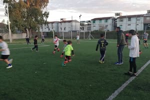 Un adolescente fue a jugar al fútbol a un polideportivo municipal, se le cayó un arco encima y murió