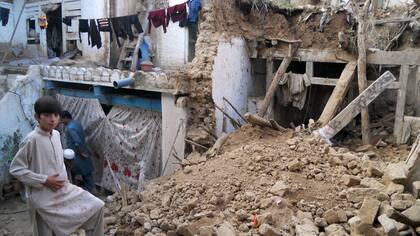 Un chico paquistaní, sobre los escombros de las casas en la ciudad de Kohat