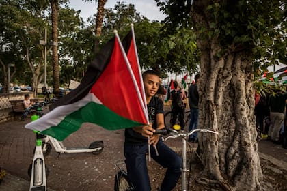 Un chico porta la bandera palestina durante una protesta contra el gobierno israelí 