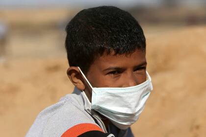 Un chico recurrió a un barbijo para combatir el efecto de los gases lacrimógenos