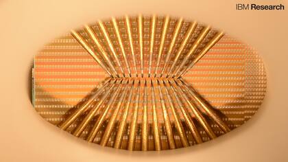 Un chip con varias neuronas artificiales creadas por IBM