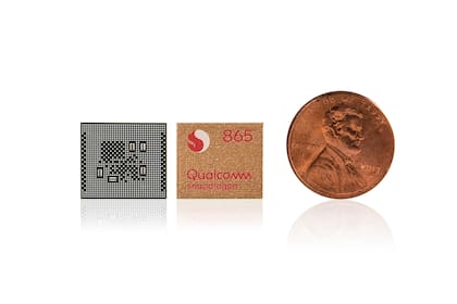 Un chip Snapdragon 865 junto a una moneda de un centavo de dólar estadounidense