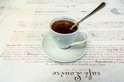 Un chocolate caliente en el famoso Café Louvre