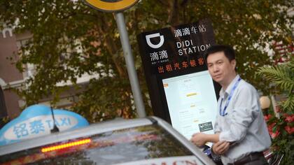 Un chofer en una parada de Didi Chuxing, el servicio de contratación de taxis vía una aplicación
