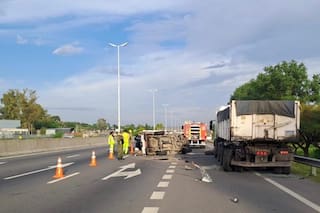 Una pick-up chocó contra un camión y volcó en Acceso Oeste: murieron dos personas