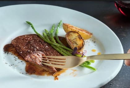 Un churrasco de carne cultivada realizado en Aleph Farms