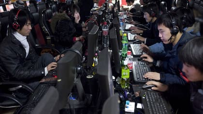 Un cibercafé chino; el gobierno de China dice que cerró 13.000 páginas web que considera ilegales en los últimos 3 a?os