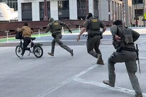 Un ciclista desafió a la policía migratoria al grito de “no soy estadounidense” y desató una inusual persecución