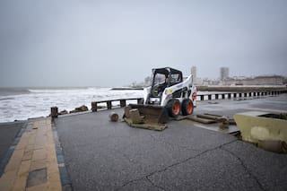 Fotos y videos: las imágenes más impactantes y dramáticas del paso del ciclón extratropical que azotó la costa con olas de hasta 8 metros