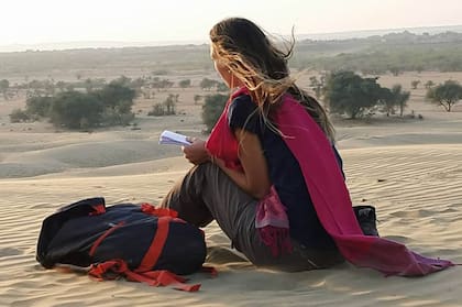 Un cielo estrellado, una comida sencilla y unas mantas sobre las dunas. Todo lo que se necesita para ser feliz, en este relato de viaje por la India