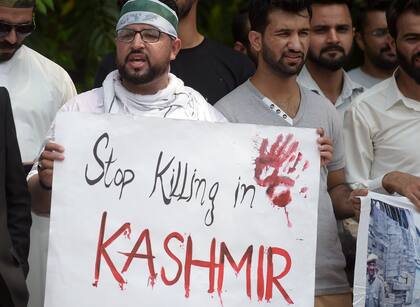 Un ciudadano cachemiro paquistaní sostiene una pancarta durante una protesta contra la India en el enclave diplomático en Islamabad