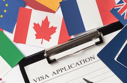 Un ciudadano de un país extranjero que pretenda entrar en los Estados Unidos debe obtener primero una visa estadounidense