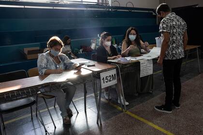 Hay más de 15 millones de chilenos que están llamados a votar de forma voluntaria hasta las 18