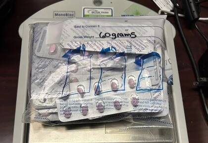 Un ciudadano estadounidense regresaba de Colombia y descubrieron que llevaba varios blísteres de un medicamento sin prescripción.