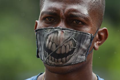 Un ciudadano venezolano se protege del coronavirus con un barbijo