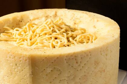 Un clásico: cacio e pepe en su pecorino romano, cortesía de L Adesso