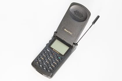 Un clásico de clásicos: el Motorola StarTac nació en 1996; en la foto, la segunda versión, con pantalla digital