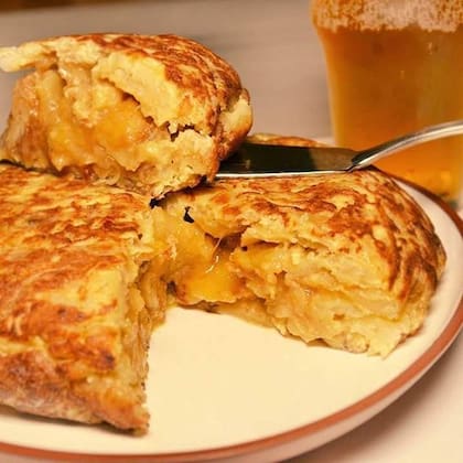 Un clásico de la carta de El Burladero, la tortilla con chistorra