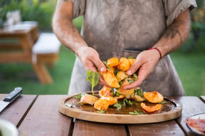 Un clásico de los restaurantes de Francis: ensaladas con frutas de estación, frutos secos, hierbas y quesos.