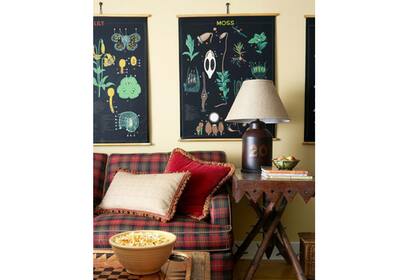 Un clásico: el english style en un sofá con tapizado cuadrillé. Foto: apartmenttherapy.com