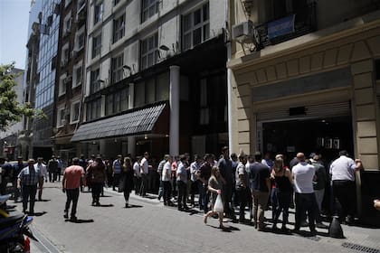 Un clásico en el centro porteño: en El Buen Libro, hacen fila para almorzar