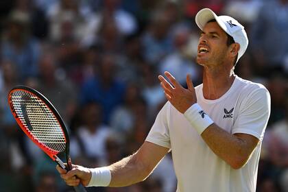Un clásico gesto de Andy Murray, el escocés que consiguió grandes éxitos en Wimbledon, un lugar del que no se sabe si volverá a verlo jugar.