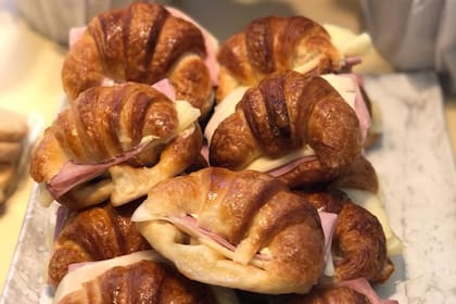 Un clásico, las medialunas rellenas de jamón y queso