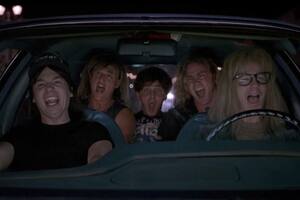 Un clásico: los protagonistas de Wayne's World cantando Rapsodia Bohemia en el auto