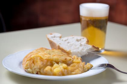 Un clásico que no puede faltar: la tortilla madrileña.