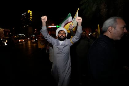 Un clérigo iraní lanza consignas durante una protesta anti-Israel en la Plaza Palestina en Teherán, Irán, la madrugada del domingo 14 de abril de 2024. (AP Foto/Vahid Salemi)