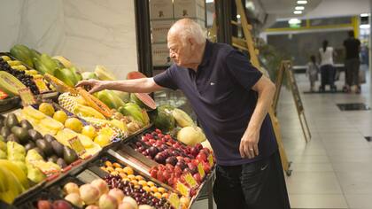Jorge Yarrouge acomoda la mercadería, en su puesto del Mercado de Belgrano