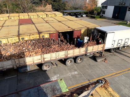 Un cliente guarda leña que trae del Norte del país todos los años para vender, suele ocupar un contenedor desde mayo hasta agotar el stock en septiembre
