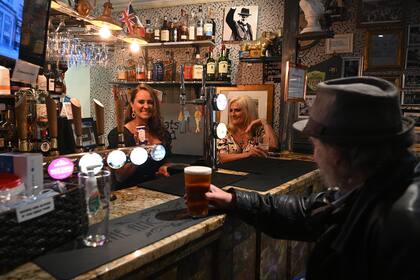 Un cliente toma una cerveza en The Ancoats Lad, un pub en Manchester, al noroeste de Inglaterra, el 4 de julio de 2020