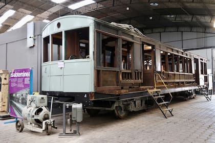 Un coche de la línea A, el primer subte de Iberoamérica, conservado en el Laboratorio Patrimonial Centenera